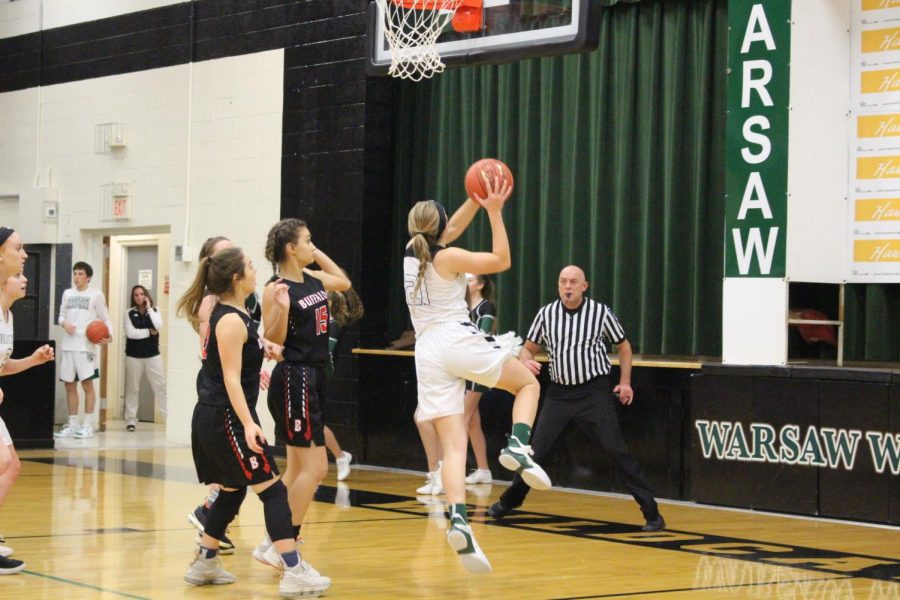 Junior Aubrie McRoberts goes up for a lay up against Buffalo during the Warsaw Tournament. The team’s record is 6-11. Photo by Rylee Pals.