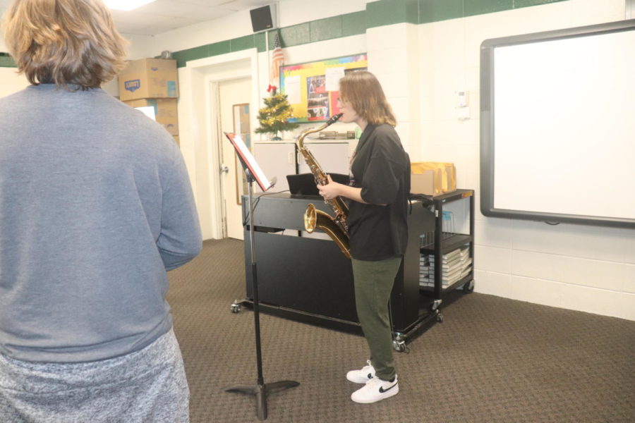 Senior August Nickles plays saxophone in Curtis Thomass jazz band class. 