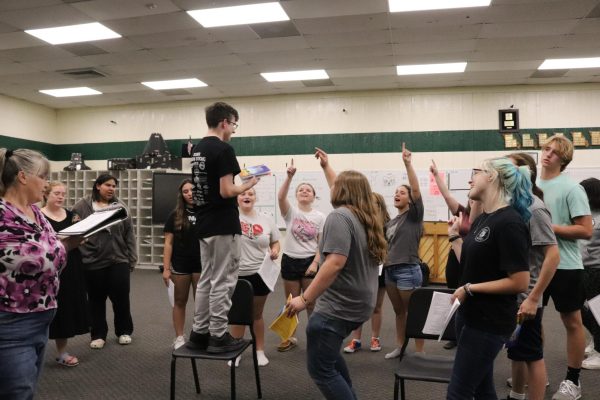 Director Katie Johnson, seniors Dakoda Jensen, Gabe Wassman, Kathryn Lomax and supporting cast perform an on-script blocking practice. Evening rehearsals have been in session for a month for “The Wizard of Oz.”